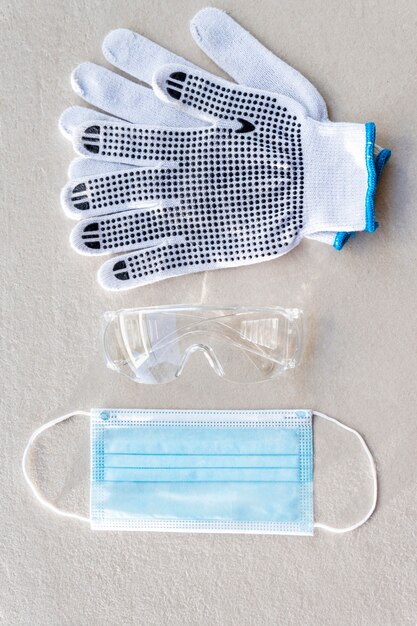 Vue de dessus gants de construction de sécurité et masque médical