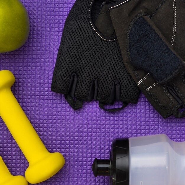 Vue de dessus des gants de gym avec poids et pomme