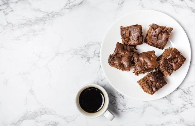 Vue de dessus gâteau au chocolat sur la table en marbre