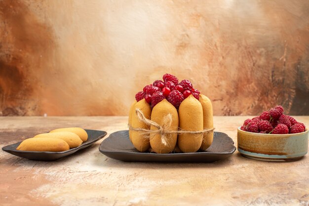 Vue de dessus d'un gâteau aux fruits et biscuits sur fond de couleur mixte