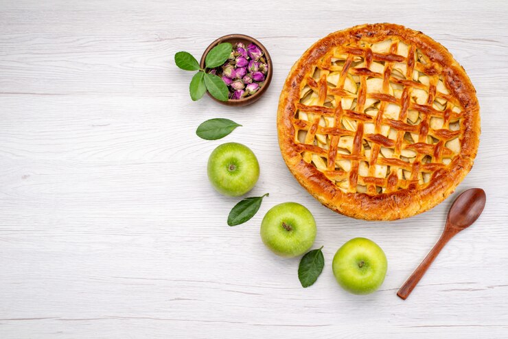 Photo gratuit une vue de dessus gâteau aux fruits rond délicieux avec dessert aux fruits biscuit gâteau aux pommes