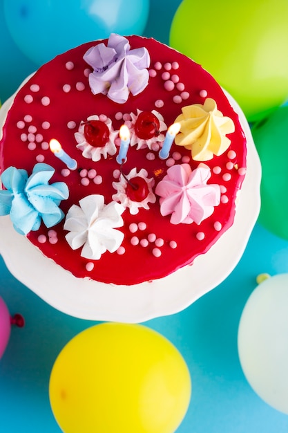 Photo gratuite vue de dessus de gâteau avec des bougies