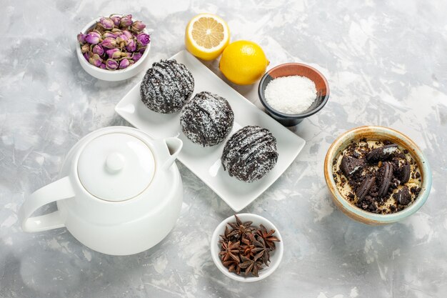 Vue de dessus des gâteaux au chocolat au citron sur une surface blanche