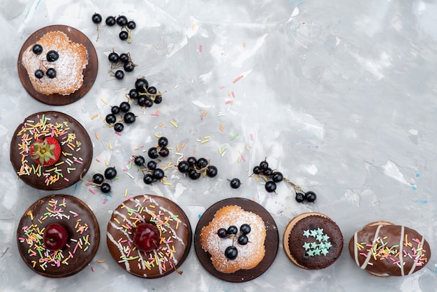 Une vue de dessus des gâteaux et des beignets au chocolat à base de fruits et de bonbons gâteau dessert biscuit