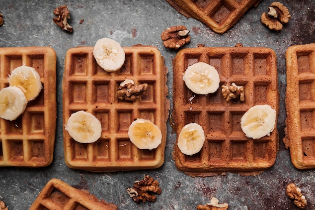 Photo gratuite vue de dessus gaufres belges à la banane