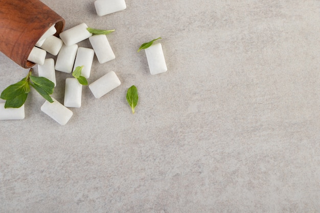 Photo gratuite vue de dessus des gencives blanches sur une surface grise