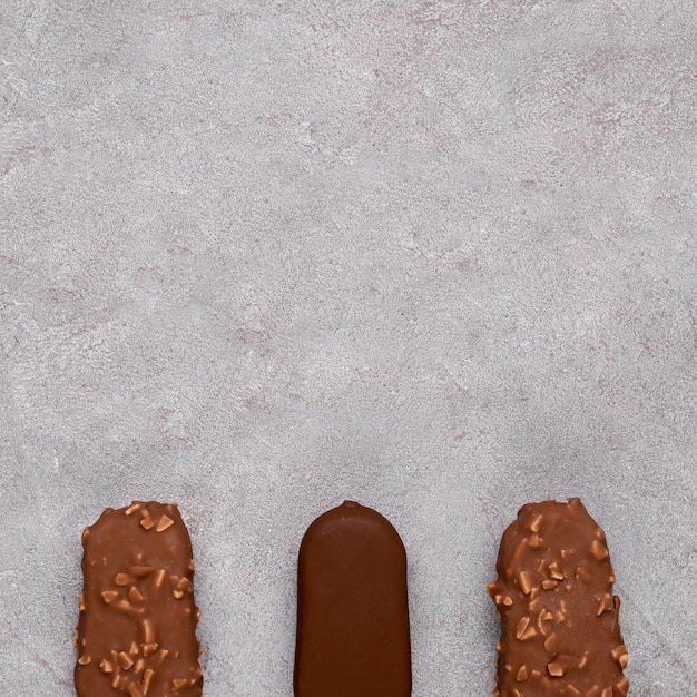 Photo gratuite vue de dessus des glaces au chocolat avec espace copie