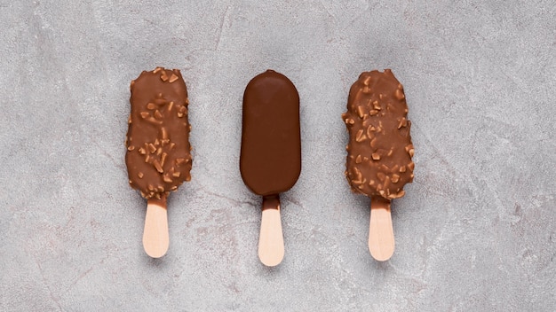 Vue de dessus des glaces au chocolat sur la table