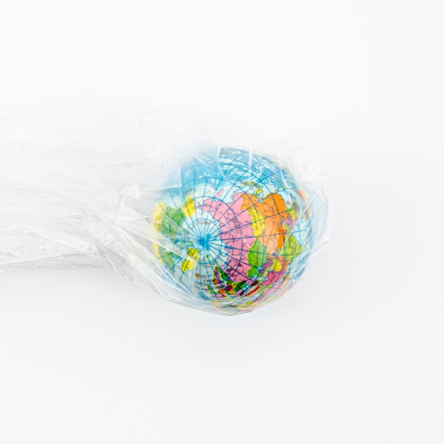 Vue de dessus glob dans un sac en plastique