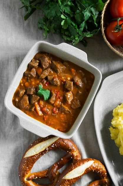 Vue de dessus de goulash savoureux et bagels