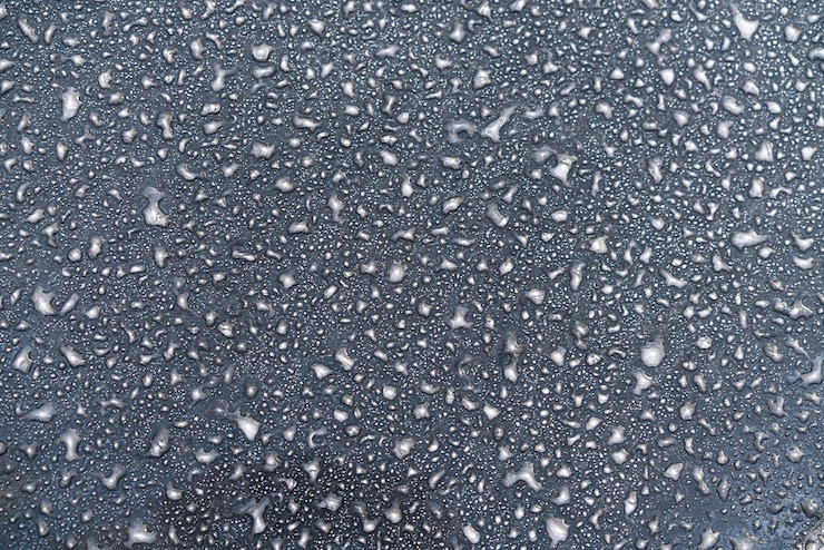 Photo gratuit vue de dessus des gouttes d'eau claire sur la surface