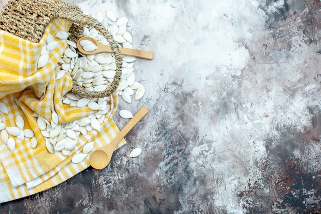 Vue de dessus des graines blanches à l'intérieur du panier sur une surface légère