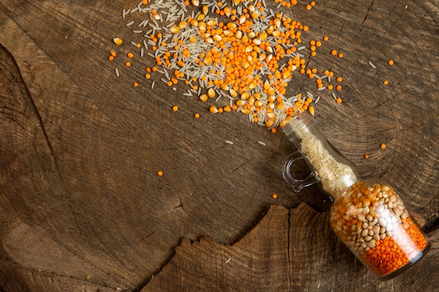 Vue De Dessus Des Graines De Maïs Sec Et Du Riz éparpillés Dans Une Bouteille En Verre