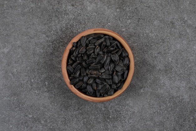 Vue de dessus des graines de tournesol noires sur une surface grise