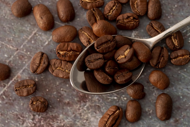 Vue de dessus des grains de café dans une cuillère