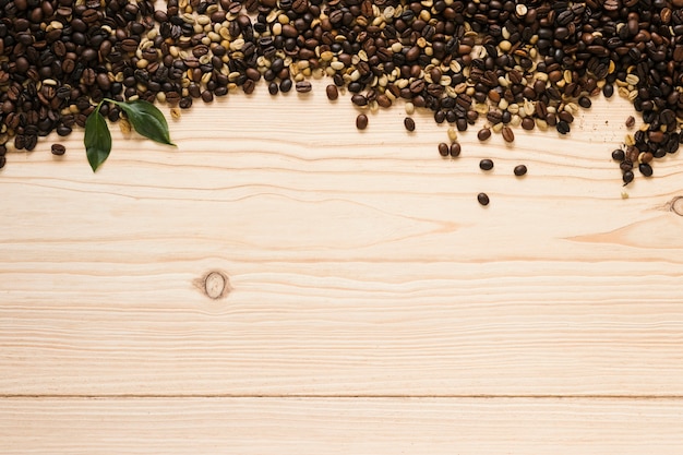 Vue de dessus des grains de café avec espace de copie