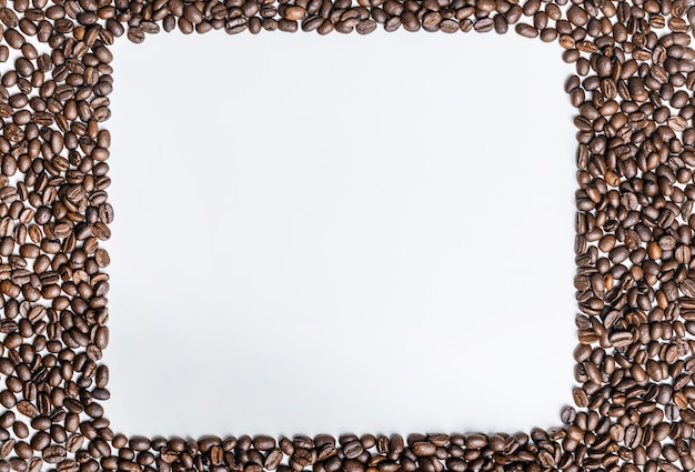 Photo gratuite vue de dessus des grains de café avec espace copie