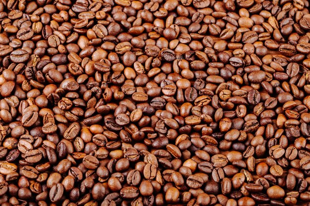 Vue de dessus des grains de café torréfiés