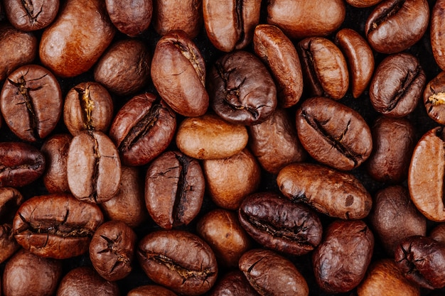 Vue de dessus des grains de café torréfiés