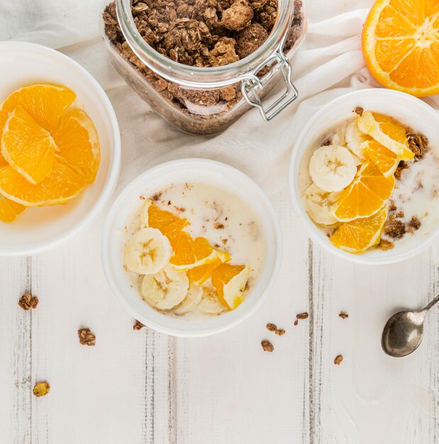 Vue de dessus granola à l'orange et au lait