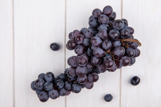 Vue de dessus grappe de raisin noir sur fond blanc