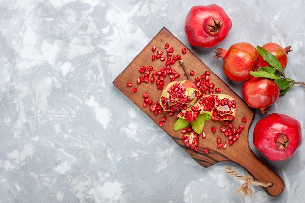 Vue de dessus de la grenade rouge fruits frais et juteux sur un bureau blanc