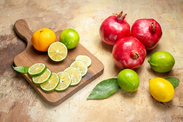 Vue de dessus de grenades rouges fraîches et de citrons coupés entiers et hachés