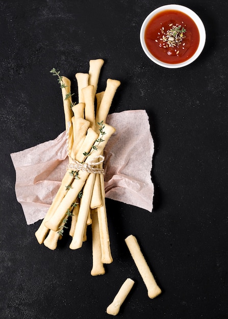 Vue de dessus de grissini avec ketchup