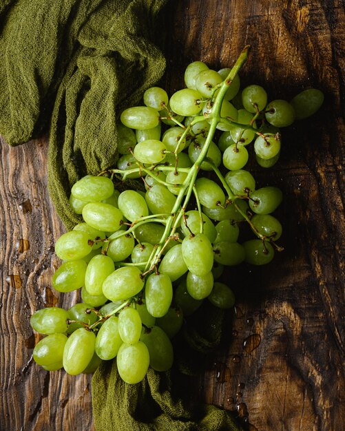 Vue de dessus gros plan de raisins verts sur la table en bois