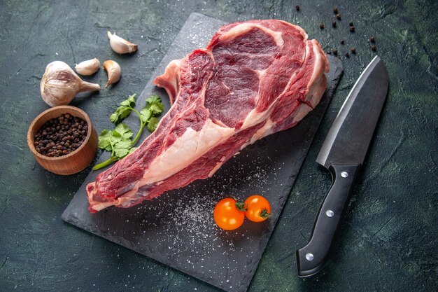 Vue de dessus grosse tranche de viande viande crue sur une surface sombre