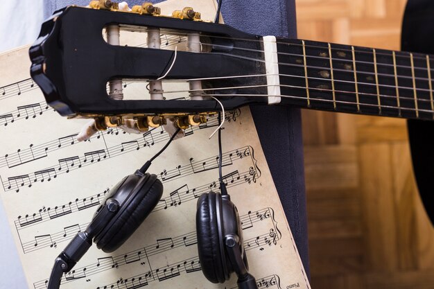 Vue de dessus de la guitare et des notes de musique