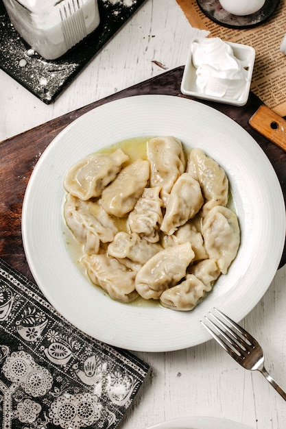 Vue de dessus de la gurza azerbaïdjanaise traditionnelle dans une assiette sur une planche à découper en bois