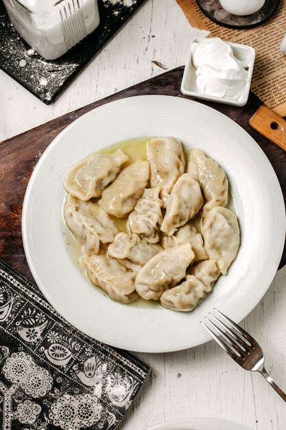 Vue de dessus de la gurza azerbaïdjanaise traditionnelle dans une assiette sur une planche à découper en bois