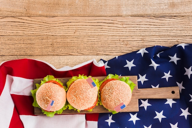 Vue de dessus des hamburgers avec drapeau américain sur la surface en bois