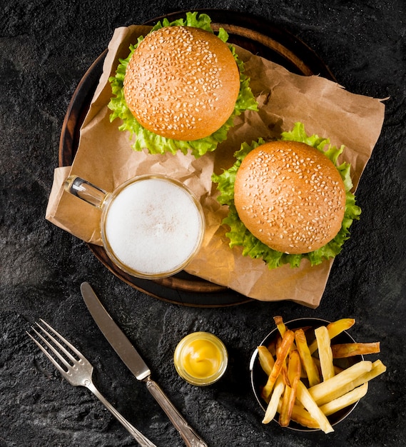 Photo gratuite vue de dessus des hamburgers et des frites avec de la bière