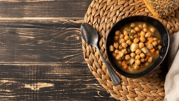 Vue de dessus les haricots dans un bol