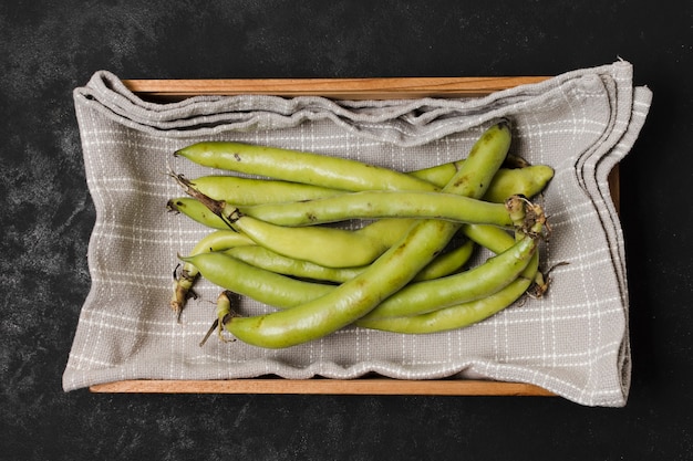 Vue de dessus de haricots dans panier