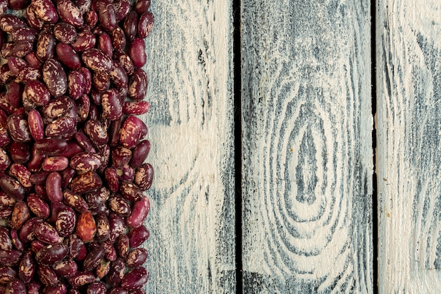 Photo gratuite vue de dessus des haricots rouges mouchetés avec copie espace