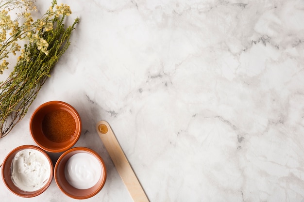 Vue de dessus herbals et crème sur table