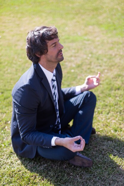 Vue de dessus homme d&#39;affaires à pratiquer des exercices de yoga
