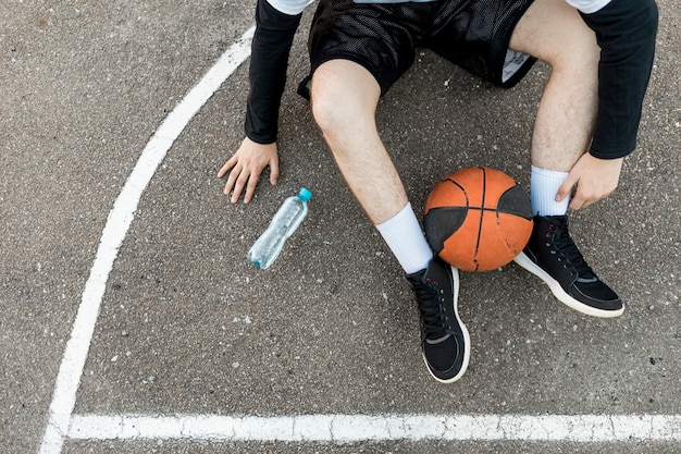 Vue de dessus homme assis avec basket