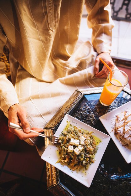 Vue de dessus de l&#39;homme mangeant dans un restaurant arabe