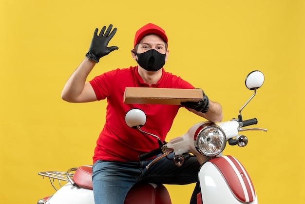 Photo gratuite vue de dessus de l'homme de messagerie portant chemisier rouge et gants de chapeau en masque médical assis sur l'ordre de pointage du scooter montrant cinq