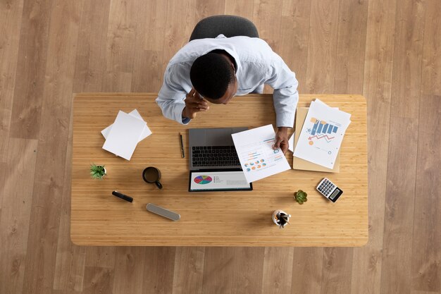 Vue de dessus homme travaillant au bureau