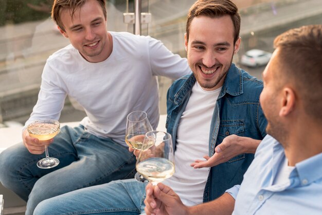 Vue de dessus des hommes buvant du vin