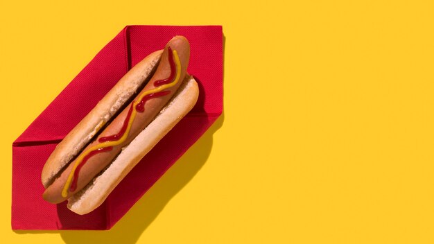 Vue de dessus hot-dog sur l'espace de copie de serviette