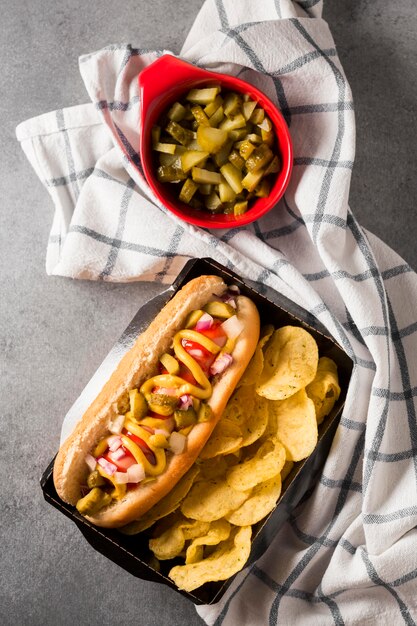 Vue de dessus hot-dog et frites avec drapeau américain et cornichons