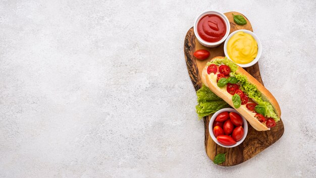 Vue de dessus hot-dog avec laitue et tomates