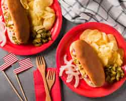 Photo gratuite vue de dessus hot-dogs et chips sur assiette