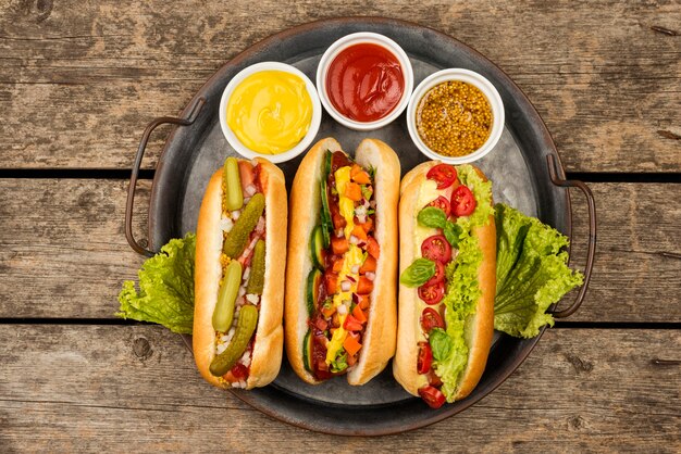 Vue de dessus hot dogs avec sauce sur assiette